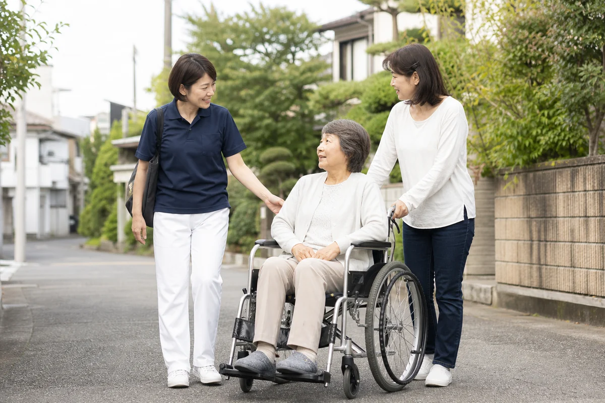車いすの利用者と一緒に外出する家族とスタッフ